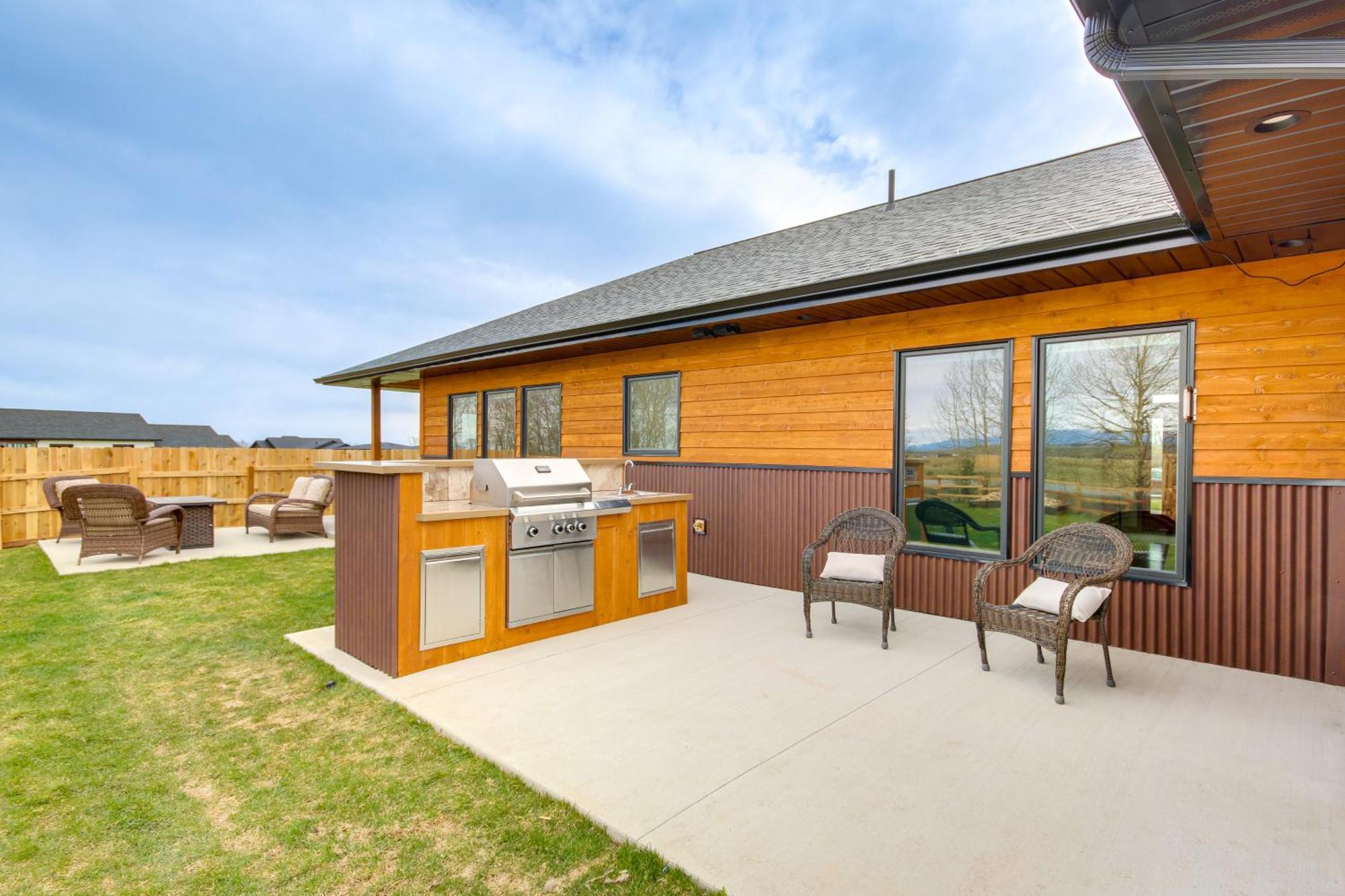 Red Lodge Home With Outdoor Kitchen And Fire Table! Exterior photo